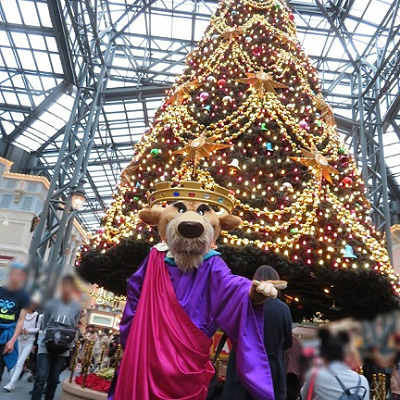 ツリーの前でえらそうなプリンス・ジョン