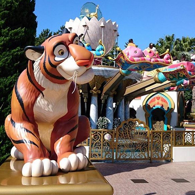 大きなラジャーがお出迎え