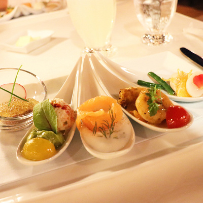 ディズニーランドの高級レストラン、ブルーバイユーのコース料理