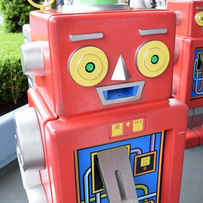 バズ・ライトイヤーのアストロブラスター ファストパス発券機