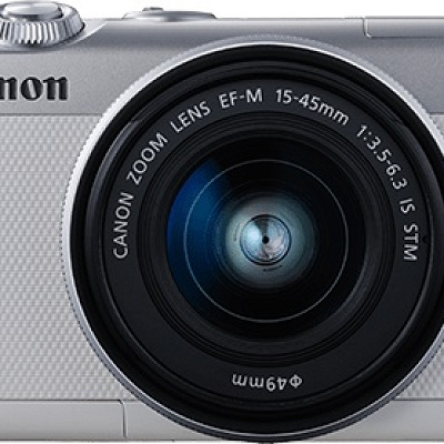 Canon EOS M10はコンパクトでおすすめ。 <br />カラフルな着せ替えもできるので、グリーティングやパレードで目立つこと間違いなし。