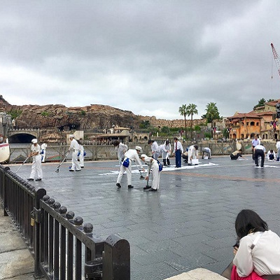 東京ディズニーシーの清掃中のキャストさんたち