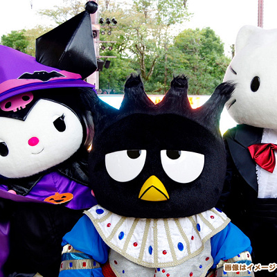 ハロウィンコスチュームを着たキャラクターたちがお出迎え