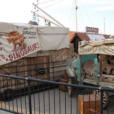 ワゴン周辺の恐竜もチェック！