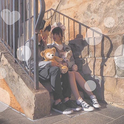 ほっぺをつまむポーズ