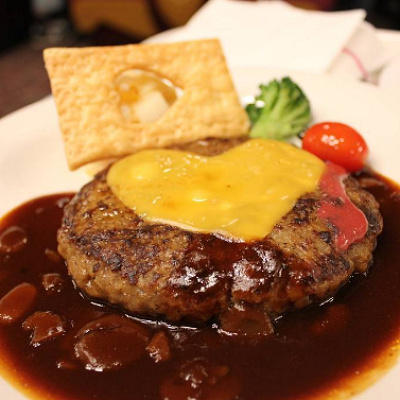 チーズハンバーグ、デミグラス＆ラズベリーソース ¥1,380
