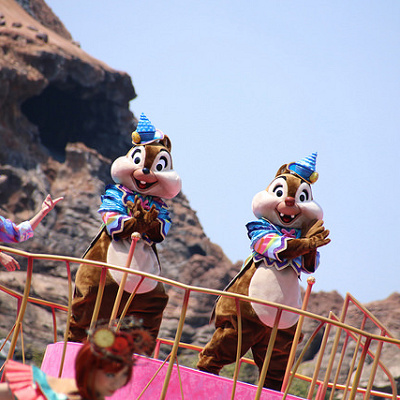 ステージで踊るチップとデール