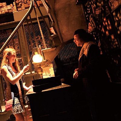 ハリーポッターグッズ/ウィザーディング・ワールド・オブ・ハリーポッターで杖を選ぶ様子