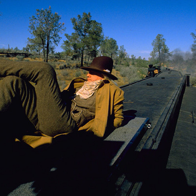 映画セットの上でくつろぐクリストファー・ロイド