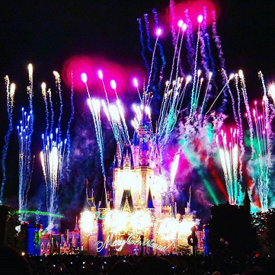 花火をバックに見るシンデレラ城は圧巻