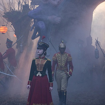 くるみ割り人形のようなコスチュームを身にまとうクララ