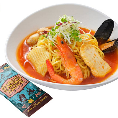 シーフードの冷やし麺（トマト＆サフラン）、ガーリックシュリンプソース付き
