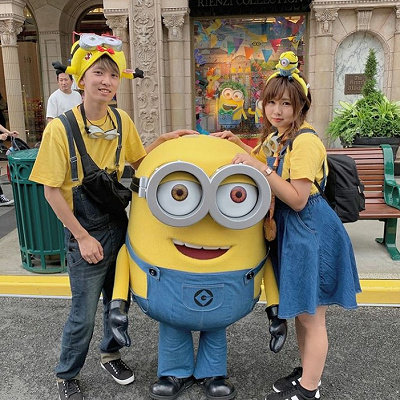 ミニオンのカップルコーデでミニオンと記念写真