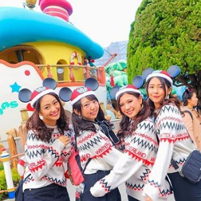 イヤーハットの色と服の差し色をそろえたコーデ