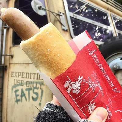 パリっとした皮と肉汁あふれるソーセージが大人気