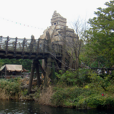 この橋を渡るとロストリバーデルタに入ります