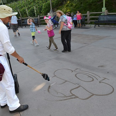 今では本場カリフォルニア・ディズニーランドでもカストーディアルアートが描かれています