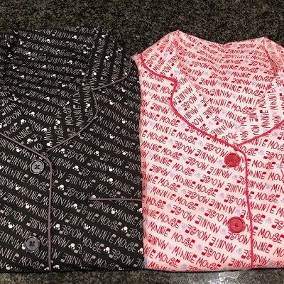 びっしりプリントされた文字が可愛いパジャマ