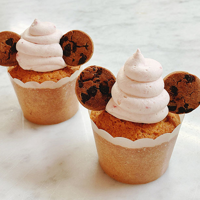 マフィンにイチゴクリームやクッキーを飾り付けて完成！