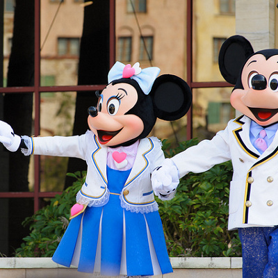 入園時にプラザパークにて出迎えてくれるディズニーキャラクターたち