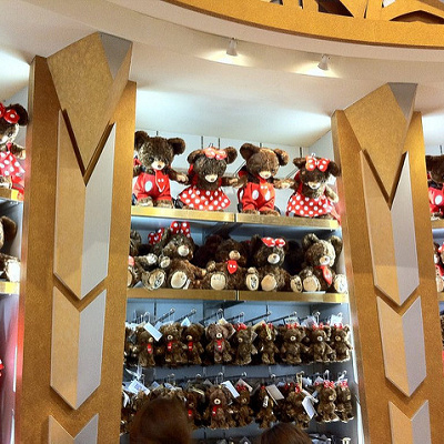 たくさんのユニバーシティベアが飾られているディズニーストア