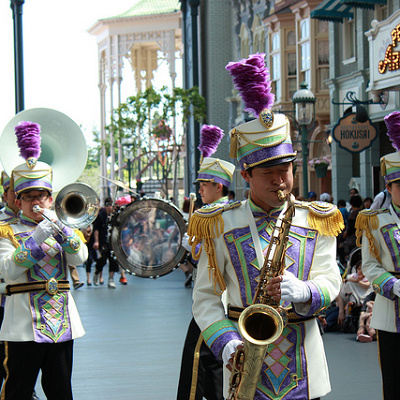 エントランスでゲストを迎えてくれるディズニーランドバンド