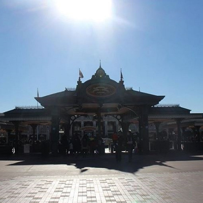 ディズニーランドの入場ゲート