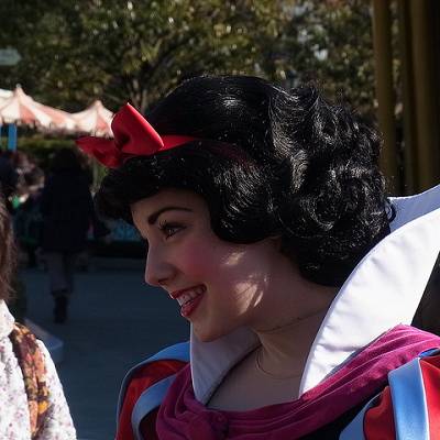 ディズニーランドの白雪姫はさすがに14歳には見えませんが、あふれる美貌にほれぼれ…