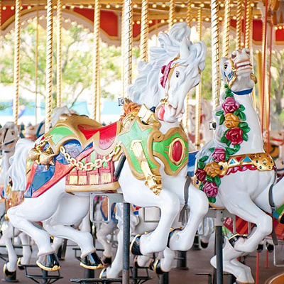 ディズニーランドの木馬はすべて白馬