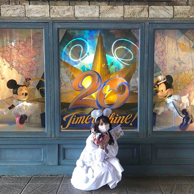 ディズニーシー20周年記念フラッグとエンポーリオのショーウィンドウ