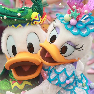 ファッショナブルイースターのドナルド＆デイジー