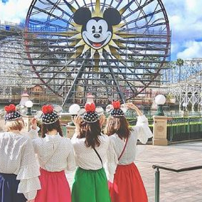 ドットブラウス×カラフルスカートコーデ