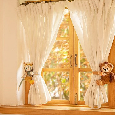 カーテンをまとめるお手伝いをするダッフィー＆ジェラトーニ