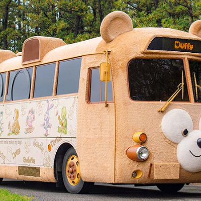 ダッフィーバス（2024年のデザイン。カラフルハピネスで展示されるバスとは異なります）