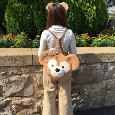 ベージュのパンツでダッフィー