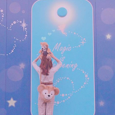 サスペンダー付きチェックパンツでダッフィー