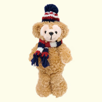 2005年のウィンターシーズンコスチュームを着たダッフィーのぬいぐるみバッジ