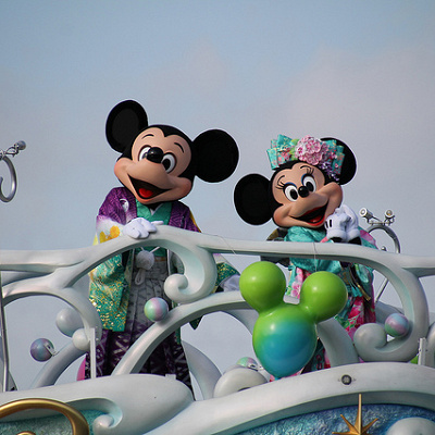 お正月には着物姿のキャラクターが登場。かなり混みあいます