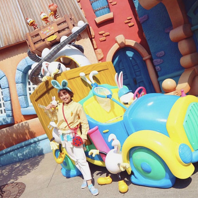 たまご色トップスの春色コーデ