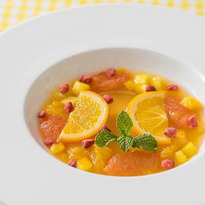 エルダーフラワー風味のゼリーとマチェドニア