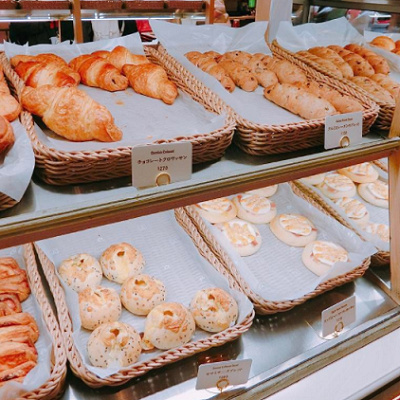 焼き立てパンを召し上がれ