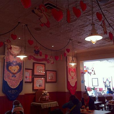 ダッフィーに囲まれてグルメを楽しむ