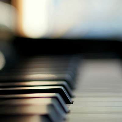 あのアンジェラ・アキも制作に携わった楽曲をお楽しみあれ！