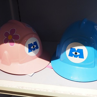 おなじみモンスターズ・インク社のヘルメット