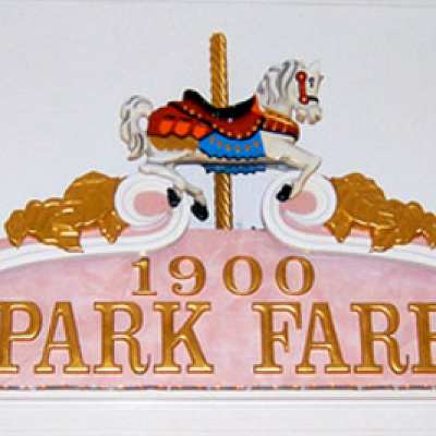 1900 Park Fareの入口にあるファンシーな看板