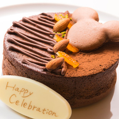 お祝いのチョコレートケーキ