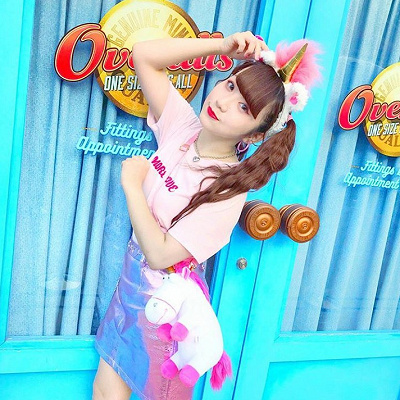 オーロラ色のミニスカでフラッフィコーデ