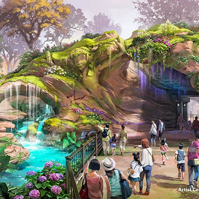 入口の左側の泉（昼）