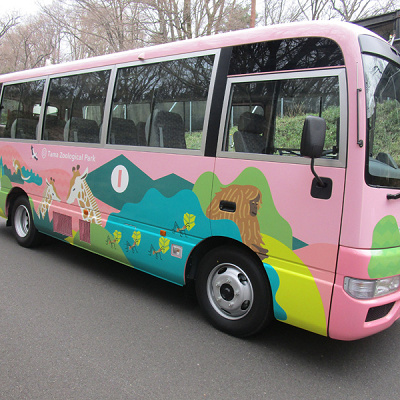 園内を回る無料シャトルバス