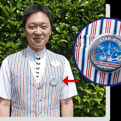 バッジをしているキャストさんからステッカーをもらおう！